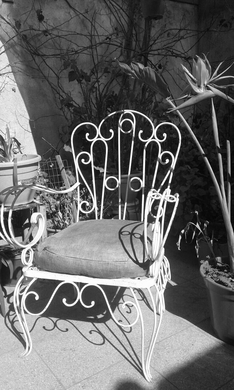 Silla 3 Era de mi abuela, era un juego de mesa y sillas que tenía en frente de su casa y donde nos sentábamos en verano a tomar mate cuando la visitábamos.