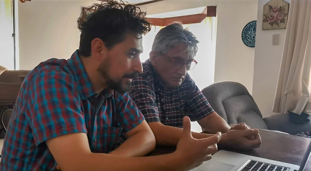 Mateo y Alonso editando